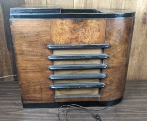 lot 239 image: 1930s RCA  AM and Short Wave Tube Radio in Wooden Case