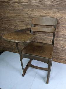 lot 119 image: Vintage American Seating Company School Desk