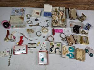 lot 304 image: Gorgeous Collection of Costume Jewelry Necklaces, Earrings, Bracelets and More