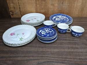 lot 270 image: Vintage Scio Dorset Dinner Plates and Saucers, Blue Willow Dinner Plates, Saucers and 3 Cups