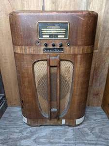 lot 249 image: Antique 1930s General Electric F-96 Console Radio