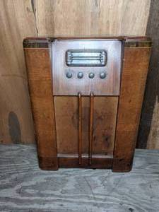 lot 254 image: Montgomery Ward Airline Air Wave Loop Aerial System Radio
