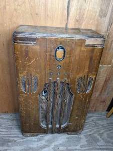 lot 246 image: Antique 1930s Philco Model 116 High Fidelity Console Radio