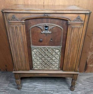 lot 240 image: Vintage RCA Radiola Console Tube Radio