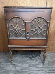 lot 250 image: Vintage RCA Vinyl Record Player