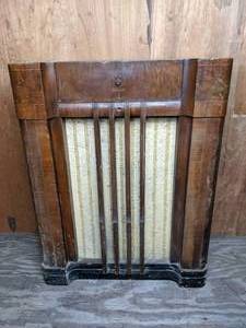 lot 258 image: Vintage Philco AM Radio