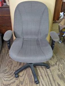 lot 223 image: Exceptionally Professional Office Chair