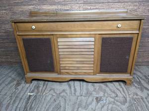 lot 201 image: Vintage Electrohome Vinyl Record Player with Speakers and Assorted Albums