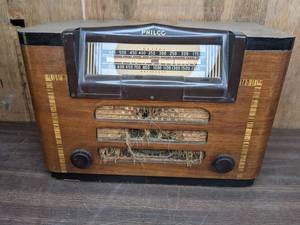 lot 213 image: Vintage 1940s Philco Radio Model 42-122