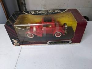lot 190 image: 1932 Ford 3-Window Coupe Road Signature Die Cast Metal Collection Deluxe Edition 118 Scale Model