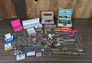 lot 156 image: Large Assortment of Costume Jewelry & Jewelry Boxes