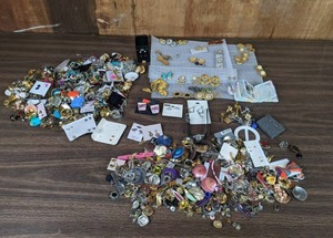 lot 157 image: Wide Assortment of Costume Jewelry Earrings