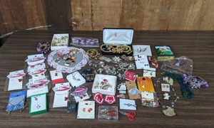 lot 158 image: Assortment of Costume Jewelry Rings, Bracelets, Necklaces & Earrings