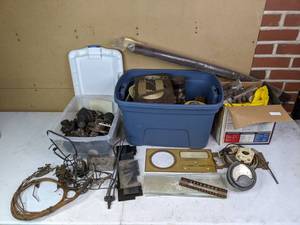 lot 351 image: An Assortment of Radio Parts