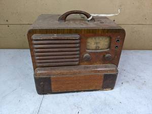 lot 354 image: Zenith 5G403 Portable Radio (1940)