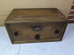 lot 345 image: Vintage Stewart-Warner Radio