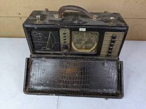 lot 186 image: Vintage Zenith Radio Trans Oceanic 7G605 Shortwave Portable Radio