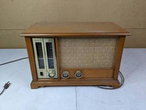 lot 193 image: Vintage Zenith Long Distance Radio