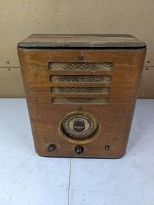 lot 195 image: Vintage Crosley Fiver Tube Radio