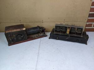 lot 198 image: Vintage Loose Coupler Receiver and Kolster 4 Tube Radio Chassis
