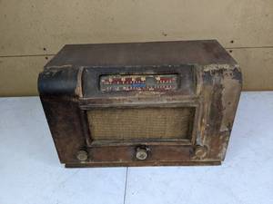 lot 334 image: Vintage Trav-Ler Karenola AM Tabletop Radio
