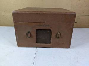 lot 182 image: Vintage General Electric Radio Phono Record Player
