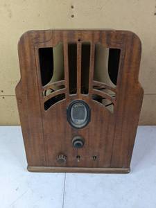 lot 185 image: Vintage Philco Model 610 Tombstone Table Top Radio