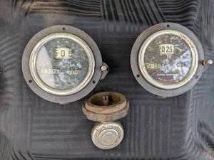 lot 362 image: Pair of Vintage Antique 1920s Dodge Brothers Speedometers and Radiator Cap