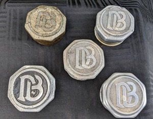 lot 92 image: Antique Set of (5) 1920s Dodge Brothers Grease Caps 1 of 3