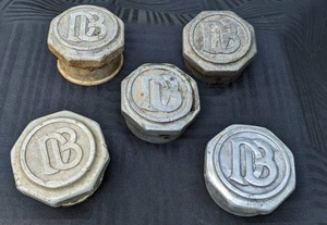 lot 93 image: Antique Set of (5) 1920s Dodge Brothers Grease Caps 2 of 3