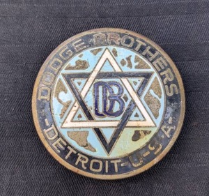 lot 87 image: Antique 1917-1925 Dodge Brothers Detroit USA Enamel Radiator Emblem Car Badge 2 of 6