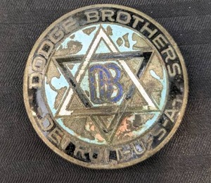 lot 90 image: Antique 1917-1925 Dodge Brothers Detroit USA Enamel Radiator Emblem Car Badge 5 of 6