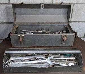 lot 137 image: Vintage Metal Craftsman Tool Box Filled with Wrenches, Screwdrivers, Pliers, Vise Grips, Files, and More