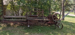lot 8 image: Vintage Farm Equipment