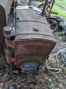 lot 21 image: Vintage Continental Red Seal Tractor Engine