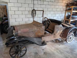 lot 12 image: Antique Body to 1920s Dodge Roadster