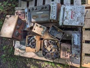 lot 40 image: Variety of Vintage Tube Radios, Car Radios, by Sonomatic, Chieftain, Motorola, and More