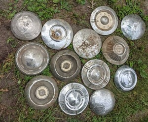 lot 24 image: Collection of (13) Vintage Hubcaps from Chevrolet, Ford, Nash, and More