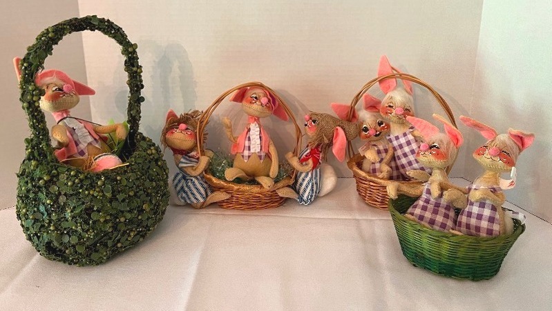lot 493 image: Annalee Easter Rabbit Figurines