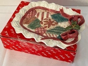 lot 59 image: 1991 Fitz and Floyd Christmas Quilt Canape Plate