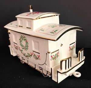 lot 102 image: Lenox Holiday Junction Collection Caboose