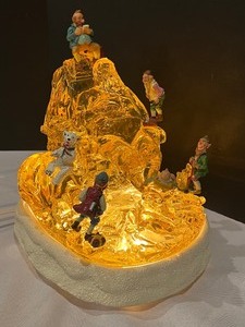 lot 97 image: FIGI Santas Crystal Valley Figurine A Gift For Santa