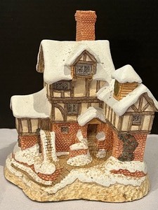 lot 84 image: David Winter Cottages Ebenezer Scrooges Counting House with Original Box