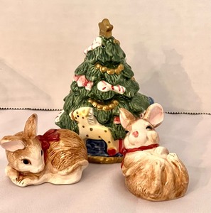 lot 71 image: Fitz and Floyd Holiday Items
