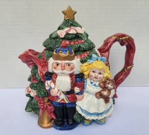 lot 121 image: Festive Fitz & Floyd Selection