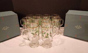 lot 128 image: Lovely Holiday Lenox Serving Options