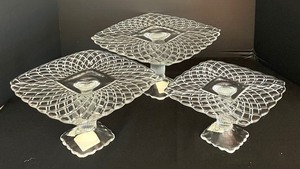 lot 141 image: Elegant L.E. Smith Glass 3 Tier Pedestal Serving Tower