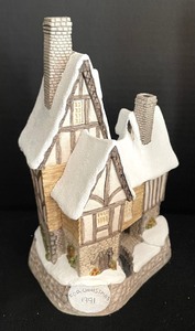 lot 157 image: David Winter Cottages Freds Home and A Christmas Carol both with Original Boxes and Certificates