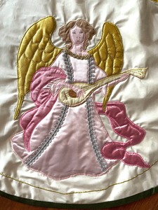 lot 155 image: Gorgeous Embroidered Christmas Tree Skirt