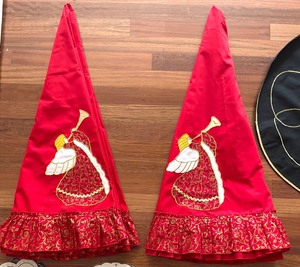 lot 154 image: Lovely Holiday Linens
